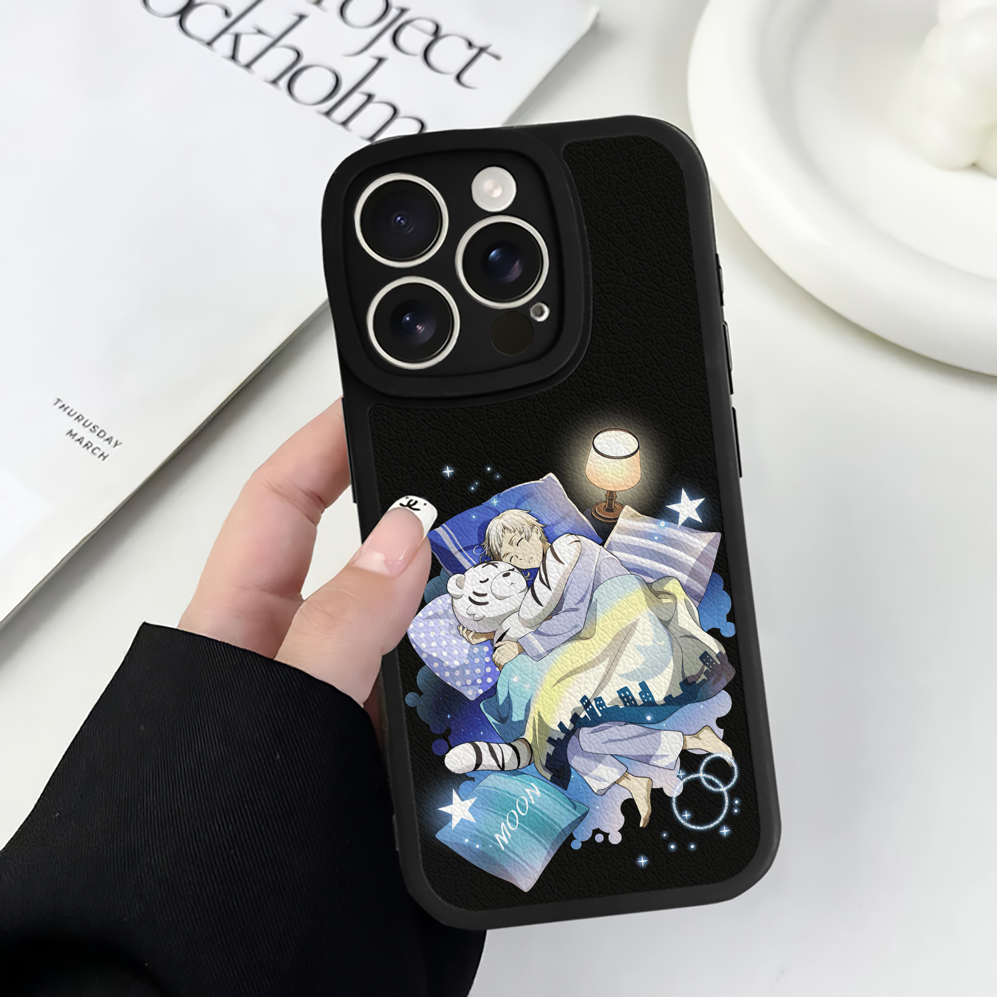 （画像用） 文豪ストレイドッグス Bungo Stray Dogs 【iPhone 16シリーズ対応】シリコンスマホケース（レザー調） 材質：シリコン